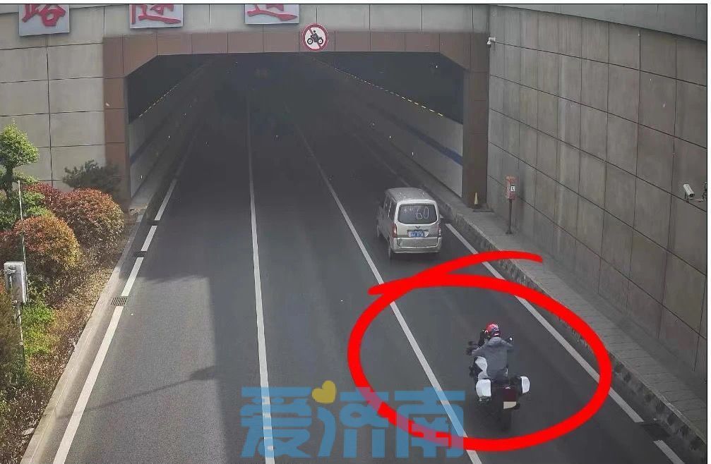 济南交警严查摩托车上城市快速路,济南交警经十路查摩托车