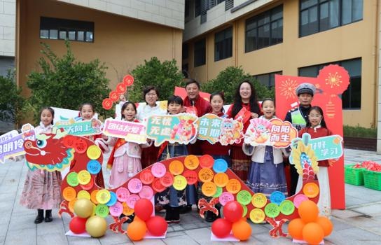 学业有“橙”，心想事“橙”！星洲学子收到了别样的开学礼物