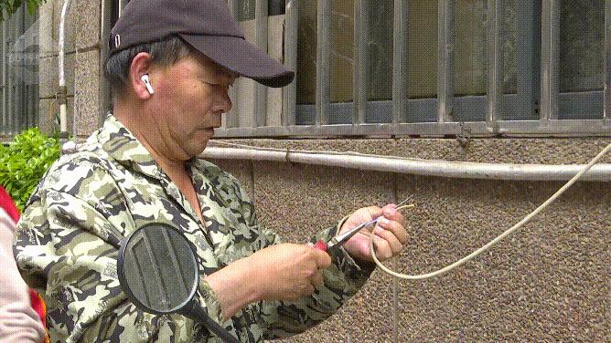 金山某小区电动车充电引发火灾,住户带电动车电瓶回家充电爆炸