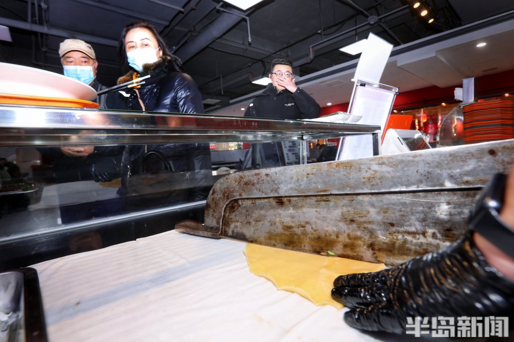 青岛正宗西安凉皮,西安小伙蒸凉皮