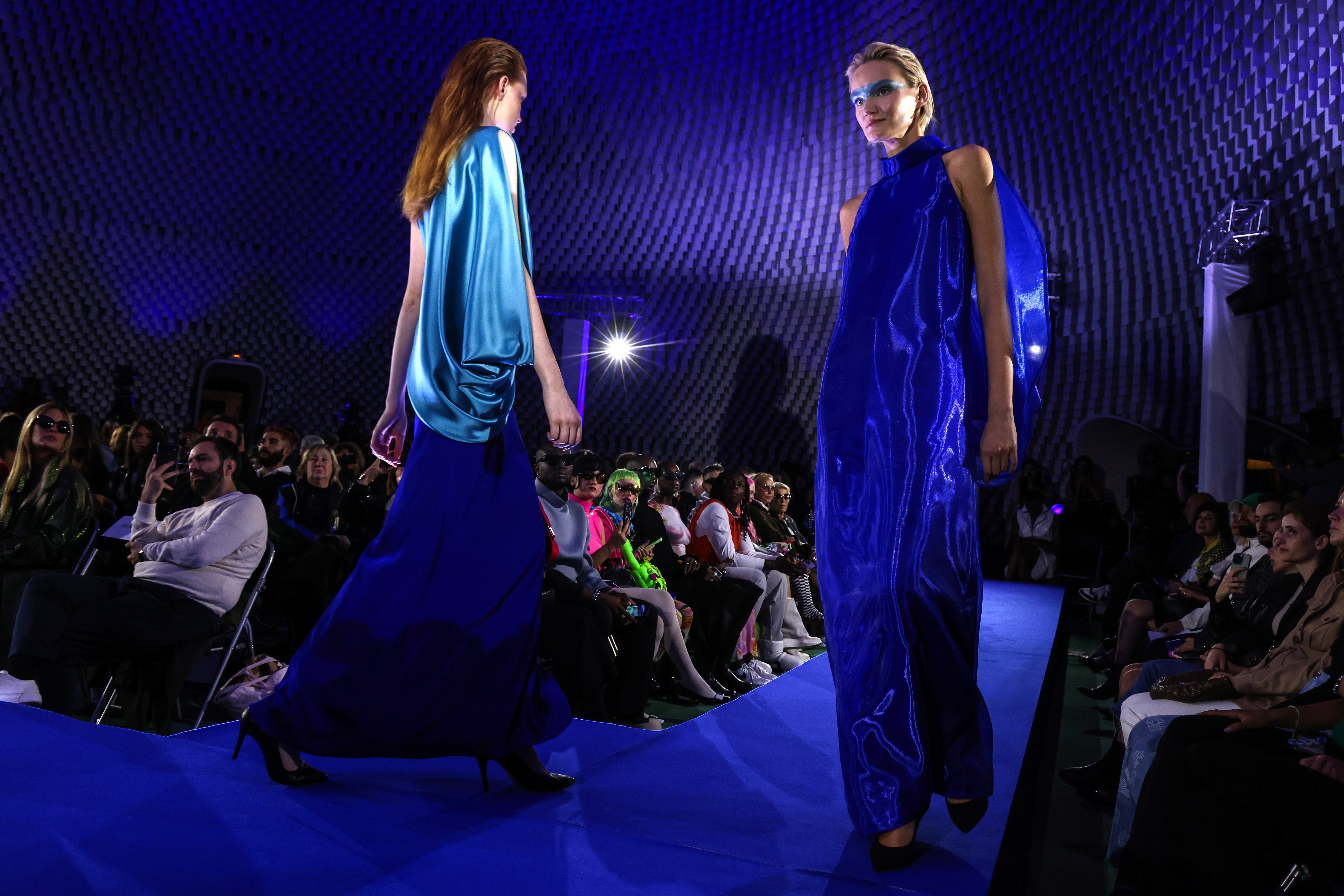 外代二线巴黎时装周,巴黎时装周皮尔卡丹品牌时装秀