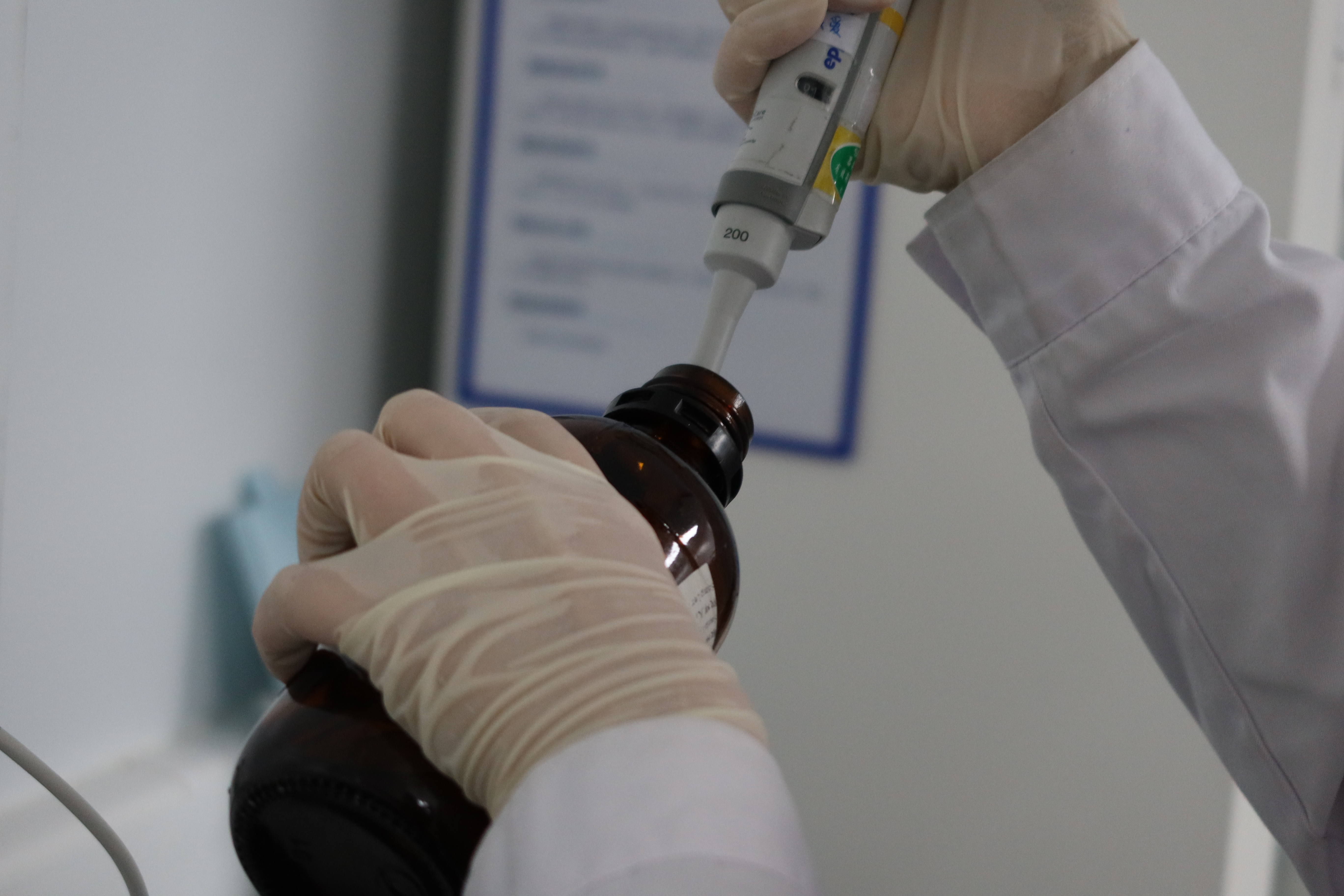 融媒·画像丨首个成功“出海”的国产眼科生物制剂的研发故事——十二年，磨一“药”