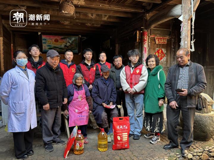 潮声丨十年如一日，他们为大山里这群老人当“修脚工”