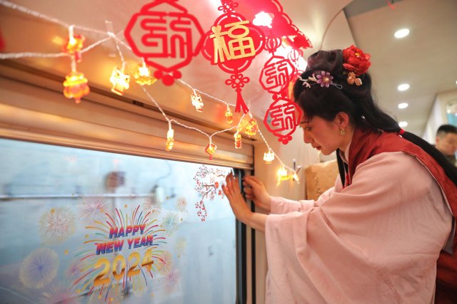 昆明开往厦门的列车上，传统民俗闹元宵氛围感拉满