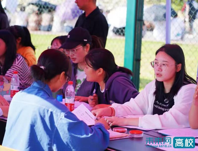 贵州民族大学6800余名2023级新生入学报到