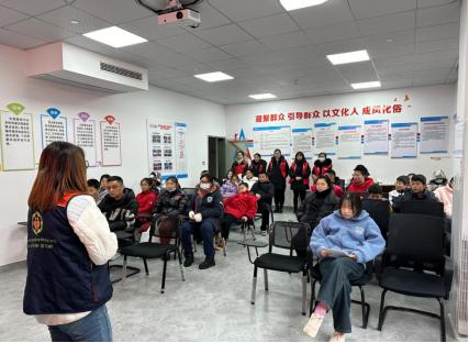 社区劝导员到幼儿园宣传交通安全,小小志愿者到居民家中宣传安全