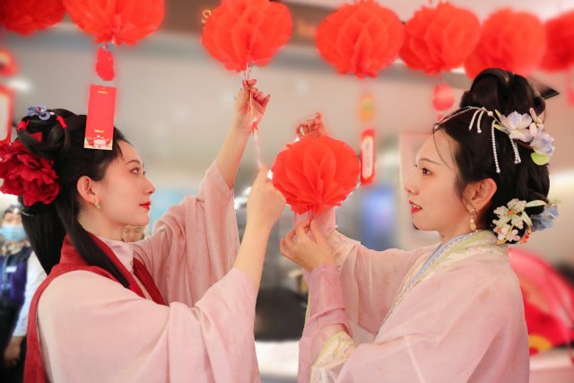 昆明开往厦门的列车上，传统民俗闹元宵氛围感拉满